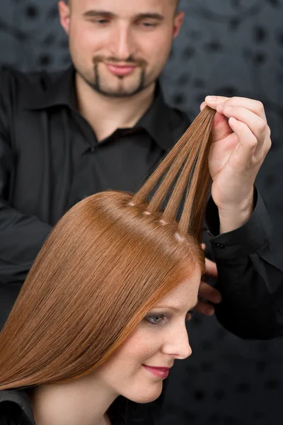 Professioneller Friseur Mit Langen Roten Haaren Mode Modell Schwarzen Luxus — Stockfoto