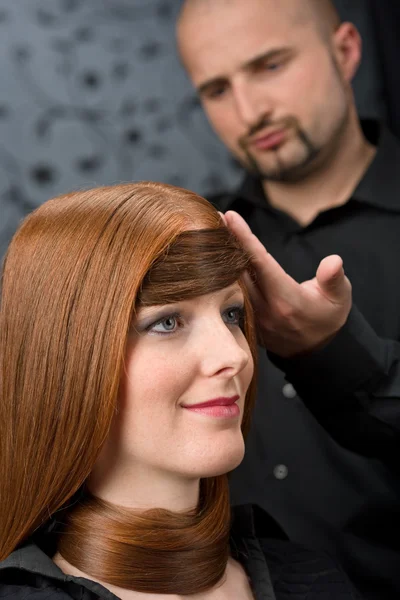 Parrucchiere Professionista Con Capelli Lunghi Modello Moda Rosso Salone Lusso — Foto Stock
