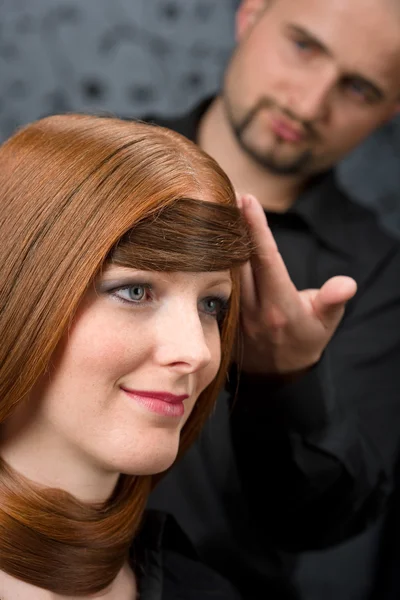 Professzionális Fodrász Hosszú Vörös Haja Divat Modell Fekete Luxus Salon — Stock Fotó