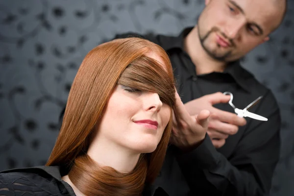 Professioneller Friseur Mit Langen Roten Haaren Mode Modell Luxus Salon — Stockfoto