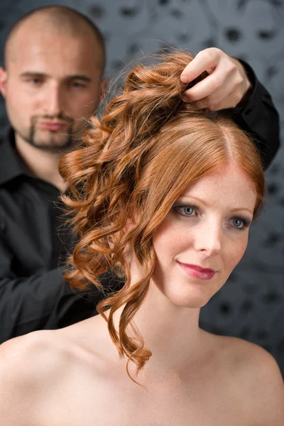 高級サロンで長く赤い毛ファッション モデルとプロの美容師 — ストック写真