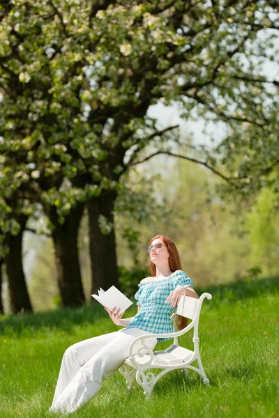 Рыжеволосая Женщина Читает Книгу Белой Скамейке Лугу Мелкий Dof — стоковое фото