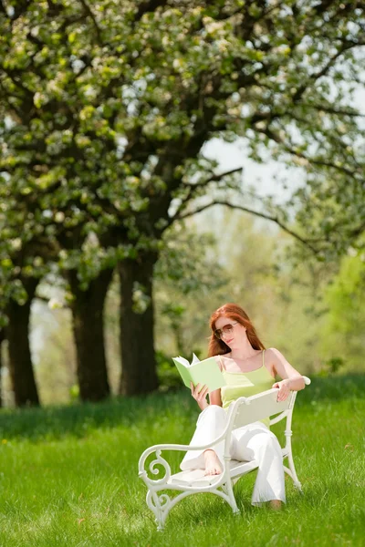 Jovem mulher relaxante sob árvore flor na primavera — Fotografia de Stock