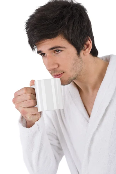 아침-커피 한잔과 함께 목욕 가운에서 젊은 남자 — 스톡 사진