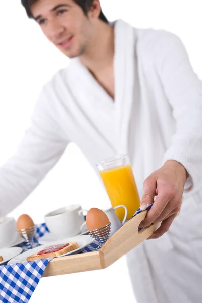 Kahvaltı Kahvaltı Tepsisiyle Beyaz Arka Plan Üzerinde Tutan Genç Adam — Stok fotoğraf