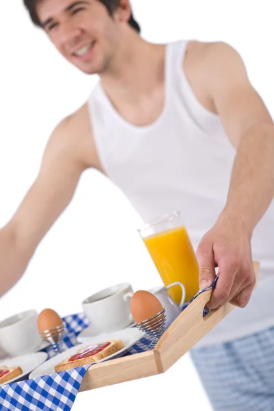早餐-小伙子手持托盘烤面包和果汁 — 图库照片