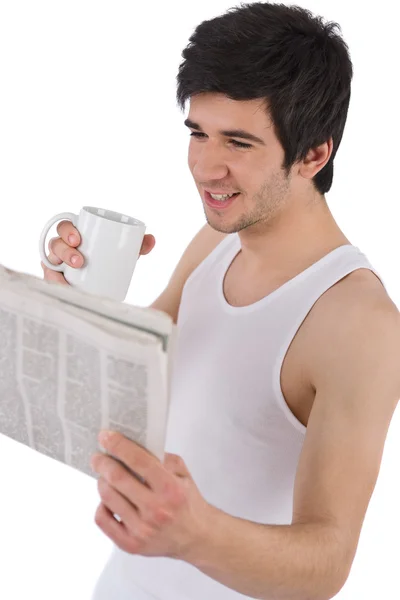 Rano - młody człowiek z kawy i gazety — Zdjęcie stockowe