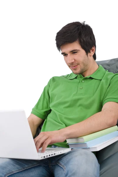 Étudiant - Jeune homme avec ordinateur portable assis sur un sac de haricots — Photo