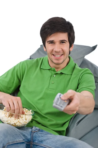 Jeune Homme Tenant Télécommande Regarder Télévision Manger Pop Corn Sur — Photo