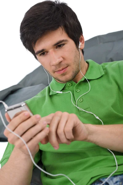 Młody Człowiek Ucho Pąki Słuchanie Muzyki Trzymając Odtwarzacz Mp3 — Zdjęcie stockowe