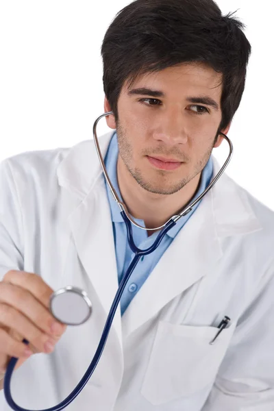 白の背景に聴診器で思慮深い男性博士課程 — ストック写真
