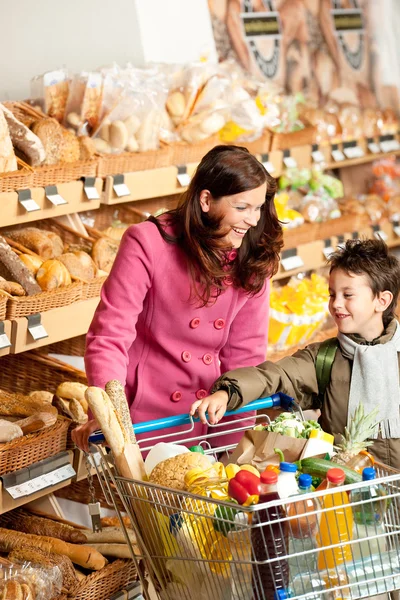 Livsmedelsaffär shopping - kvinna med barn i vinter outfit — Stockfoto