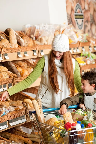Élelmiszerbolt bevásárlás - vörös hajú nő kisfiú — Stock Fotó