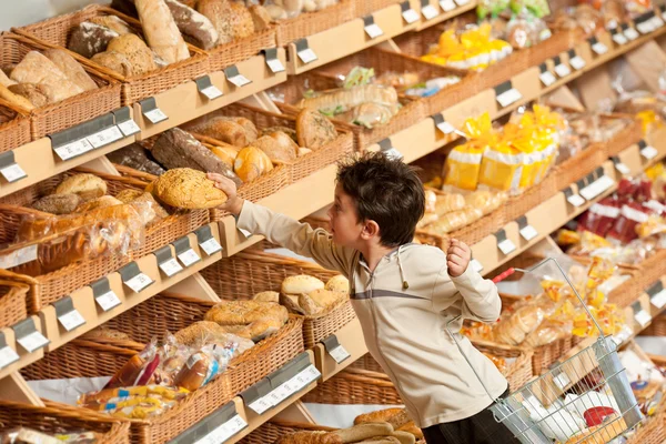 Sklep Spożywczy Zakupy Mały Chłopiec Kupowanie Chleba Supermarkecie — Zdjęcie stockowe