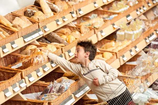 Élelmiszer-áruház-vásárlás - fiú vásárol kenyeret — Stock Fotó