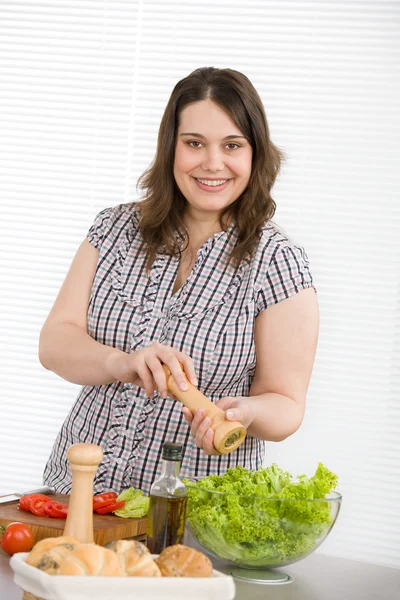 Μάγειρας - συν μέγεθος ευτυχισμένη γυναίκα προετοιμασία σαλάτα — Φωτογραφία Αρχείου