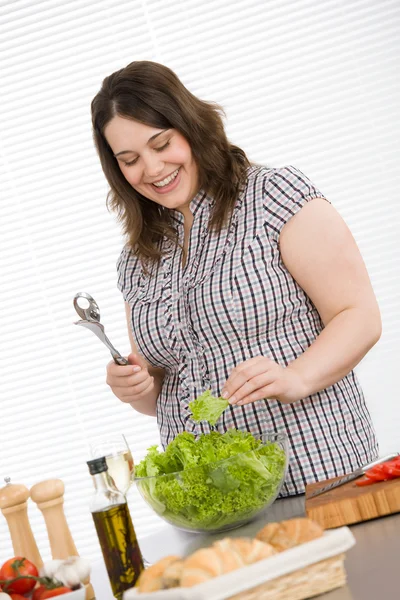 Köchin Size Glückliche Frau Bereitet Gemüsesalat Mit Salat Moderner Küche — Stockfoto