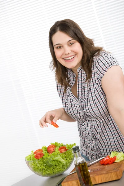 Μάγειρας - συν μέγεθος ευτυχισμένη γυναίκα προετοιμασία σαλάτα στην κουζίνα — Φωτογραφία Αρχείου