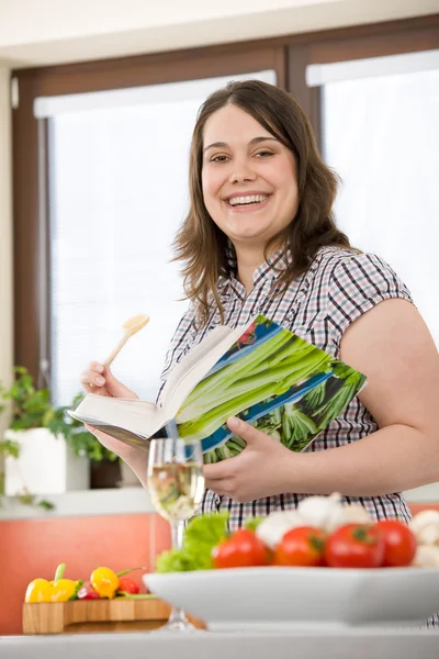 Vařit Velikost Šťastná Žena Držící Kuchařka Kuchyni — Stock fotografie