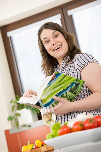 Cook - συν μέγεθος ευτυχισμένη γυναίκα που κρατά το βιβλίο μαγειρικής — Φωτογραφία Αρχείου