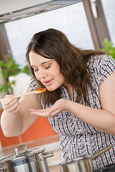 Kucharz - plus rozmiar kobieta degustacja włoski sos — Zdjęcie stockowe