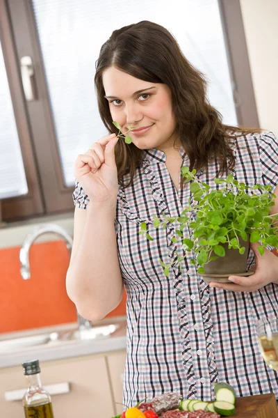 Cozinheiro - além de mulher de tamanho com ervas e vegetais — Fotografia de Stock