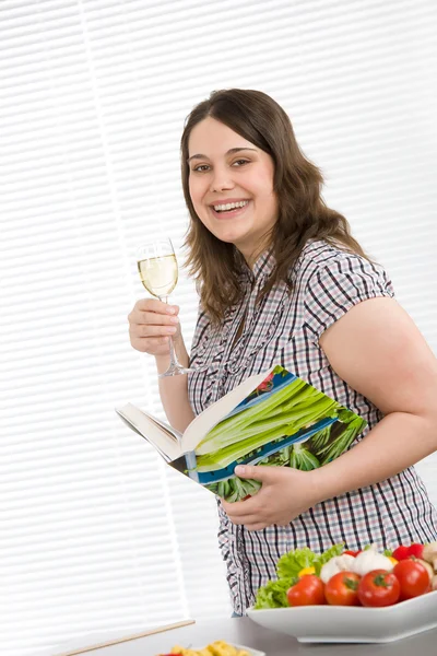 Vařit Velikost Šťastná Žena Drží Kuchařka Sklenku Vína Kuchyni — Stock fotografie