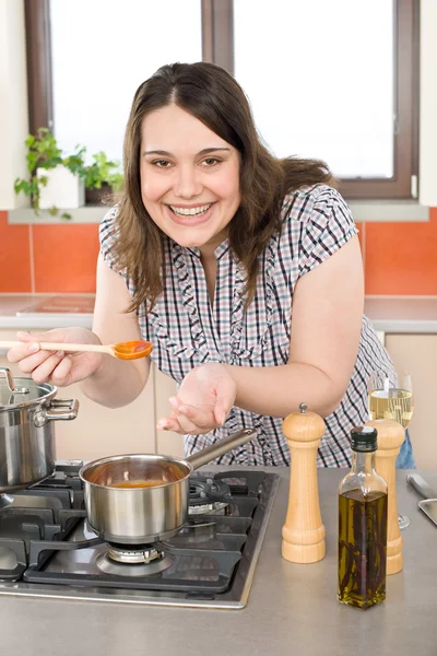 Μάγειρας - συν μέγεθος γυναίκα δοκιμάζοντας ιταλική σάλτσα ντομάτας — Φωτογραφία Αρχείου
