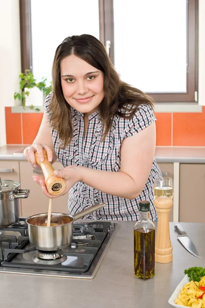 Cocinero - más tamaño mujer feliz con comida italiana —  Fotos de Stock