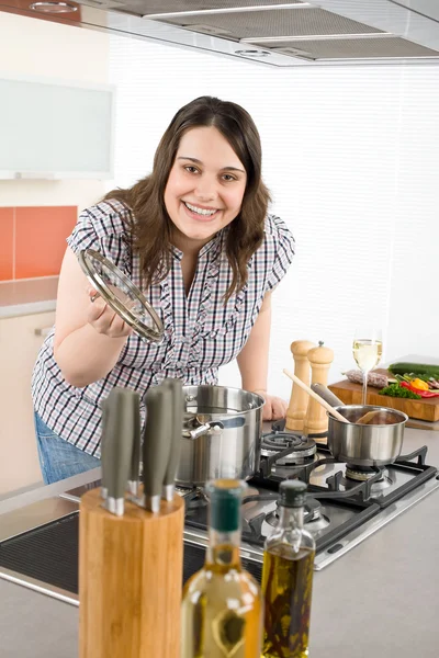 Cook Συν Μέγεθος Γυναίκα Στη Σύγχρονη Κουζίνα Προετοιμασία Γεύμα — Φωτογραφία Αρχείου