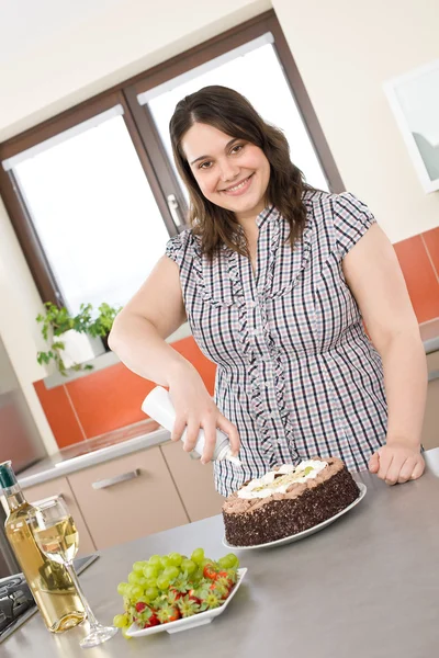 Gelukkig plus grootte vrouw met chocolade cake en room — Stockfoto