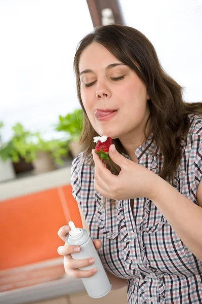 Plus tamaño mujer con crema batida en labios lamiendo fresas — Foto de Stock