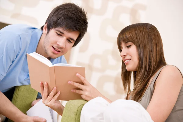 Student - zwei Teenager lesen Buch im Aufenthaltsraum — Stockfoto