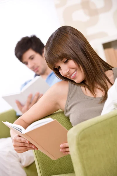 Diák Lounge Ban Karosszékben Ülő Két Tinédzser Olvasókönyv — Stock Fotó