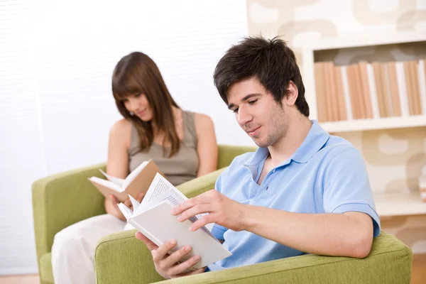 Student Zwei Teenager Lesen Buch Der Lounge Sessel Sitzend — Stockfoto