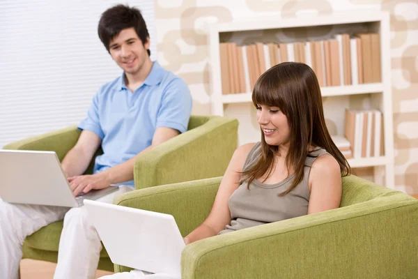 Estudante - dois adolescentes com computador portátil na sala de estar — Fotografia de Stock