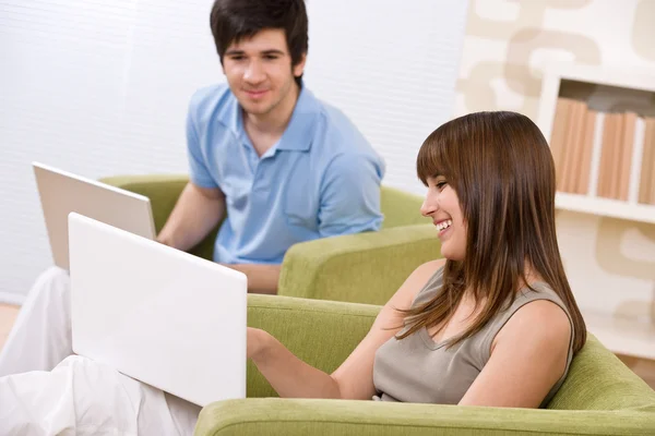 Estudante - dois adolescentes com computador portátil na sala de estar — Fotografia de Stock