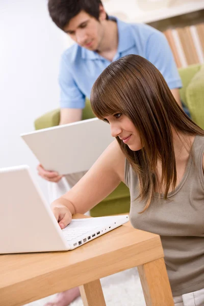 Estudante Dois Adolescentes Com Computador Portátil Sala Estar Poltrona Verde — Fotografia de Stock