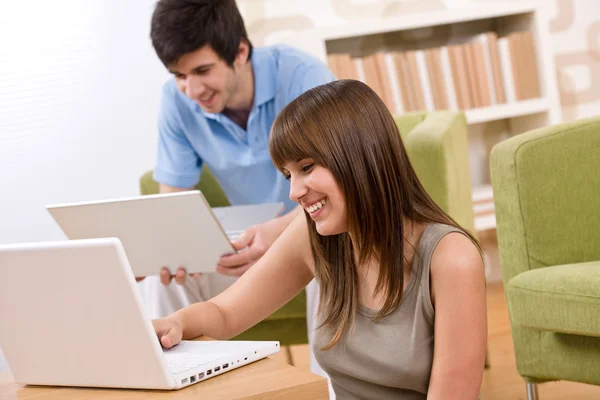 Étudiant - deux adolescents avec ordinateur portable dans le salon — Photo