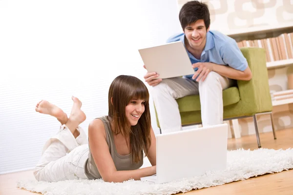 Estudiante - dos adolescentes con portátil en la sala de estar —  Fotos de Stock