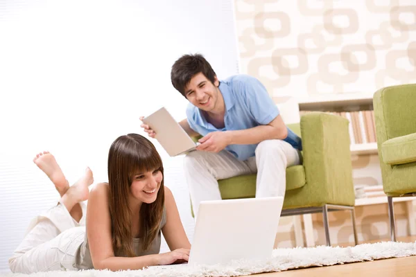 Student Zwei Teenager Mit Laptop Wohnzimmer Auf Grünem Sessel — Stockfoto