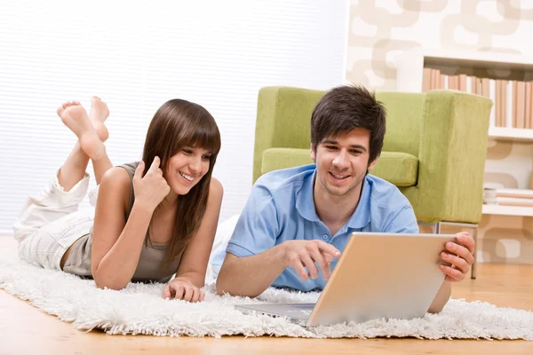 Studente - due adolescenti con laptop in soggiorno — Foto Stock