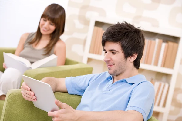 Öğrenci Dokunmatik Ekran Tablet Bilgisayar Kadınla Salonda Koltukta Oturan Genç — Stok fotoğraf
