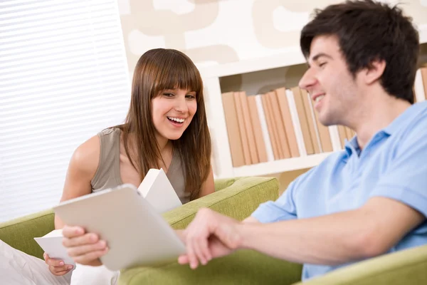 年轻男人和女人在休息室坐在扶手椅上的触摸屏平板电脑 — 图库照片