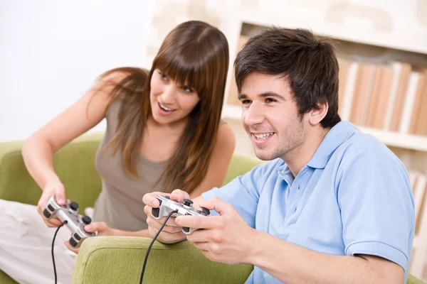 Студенты - счастливые подростки, играющие в видеоигры — стоковое фото
