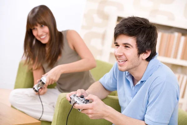 Studente Adolescenti Felici Che Giocano Videogioco Con Pad Controllo Salotto — Foto Stock