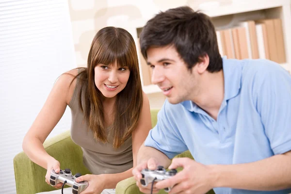 Student - glückliche Teenager beim Videospiel — Stockfoto