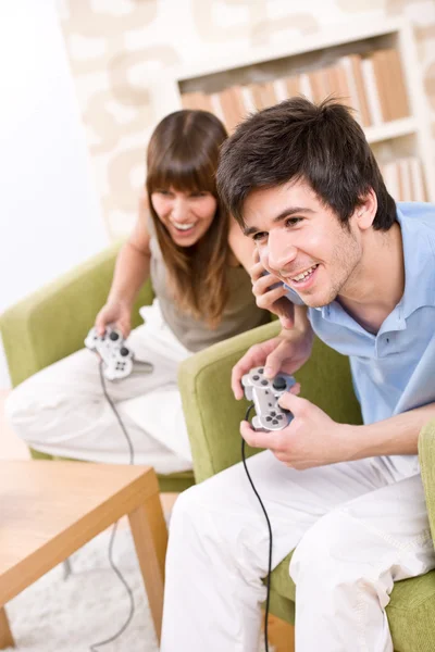Studente Adolescenti Felici Che Giocano Videogioco Con Pad Controllo Salotto — Foto Stock