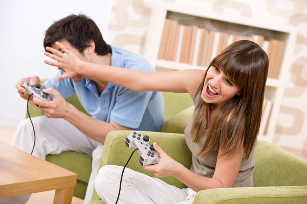 Студент - щасливі підлітки грають у відеогру — стокове фото