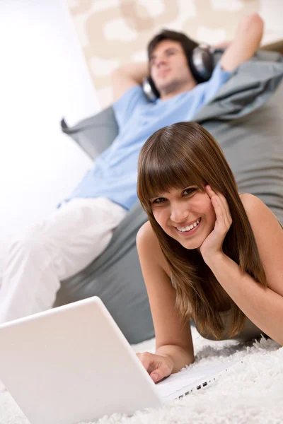 Estudante Adolescente Feliz Com Laptop Fones Ouvido Relaxando Lounge — Fotografia de Stock